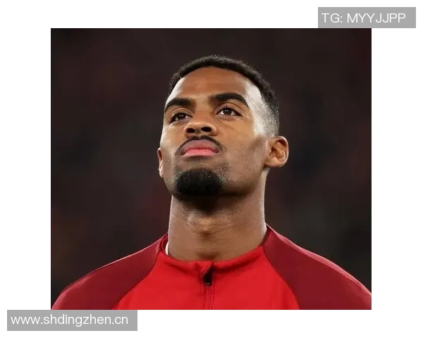 赫拉芬贝赫在禁区外遭铲倒主裁未判罚比赛继续进行引发争议