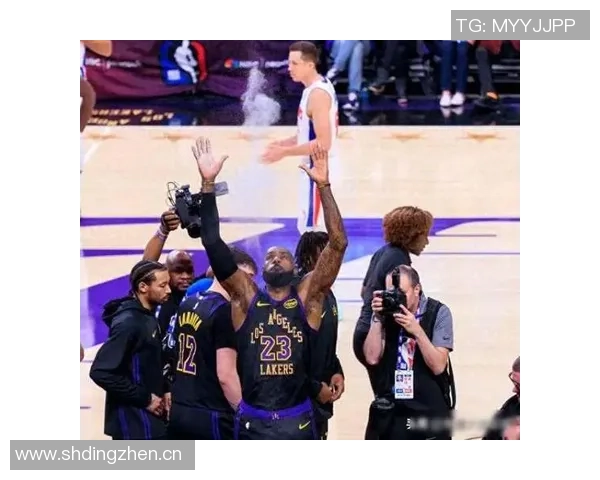 艾顿状态下滑詹姆斯不给球防守频频失误成球队隐患