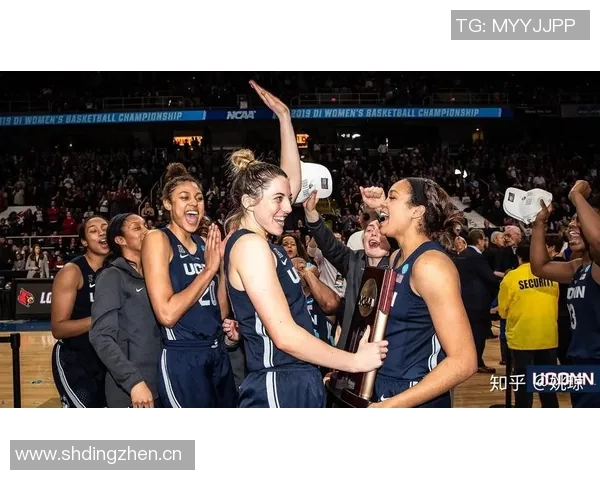 佩奇携女友与队友重返母校共同庆祝NCAA冠军戒指荣耀时刻