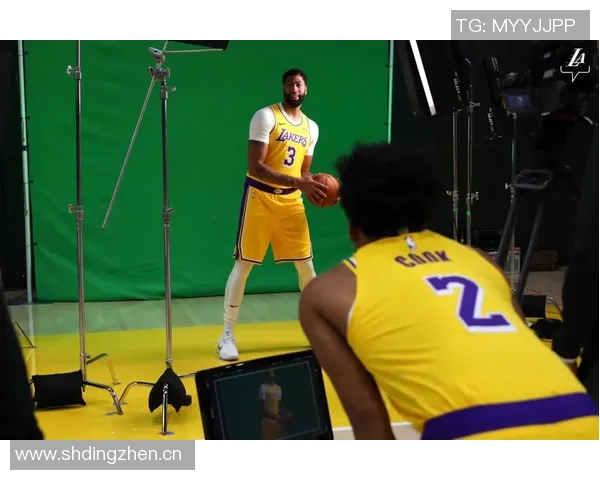 浓眉赛前训练状态良好左臂吊带固定手缠绷带展现积极心态 浓眉赛前训练状态良好左臂吊带固定手缠绷带展现积极心态